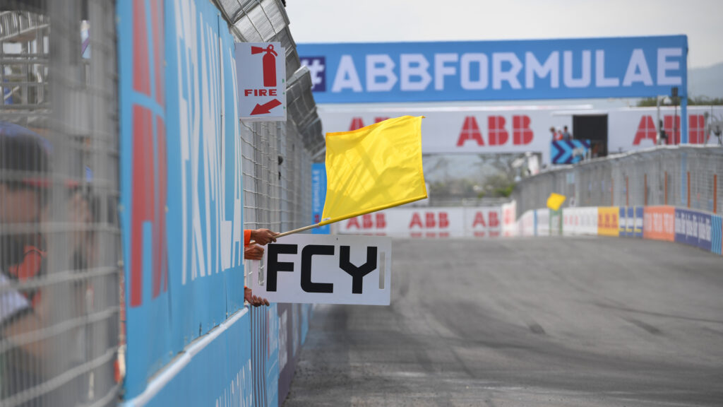 Full course Yellow Flag, Sam Bagnall, Motorsport Images